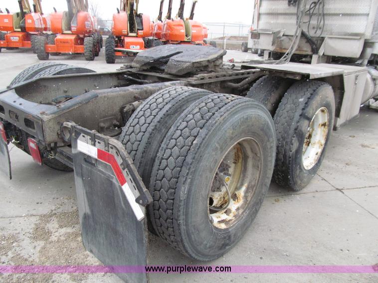 image for item E4650 2007 Freightliner Columbia CL120ST semi truck