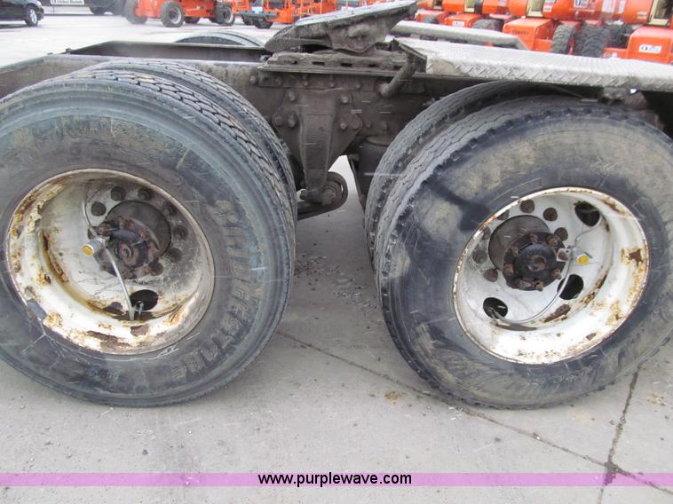 image for item E4650 2007 Freightliner Columbia CL120ST semi truck