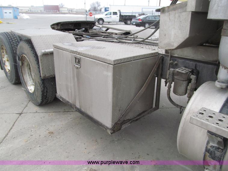 image for item E4650 2007 Freightliner Columbia CL120ST semi truck