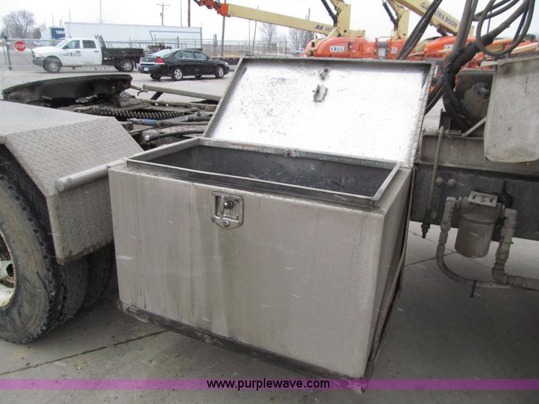 image for item E4650 2007 Freightliner Columbia CL120ST semi truck