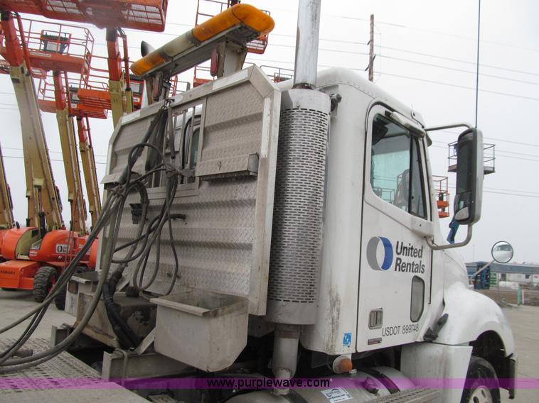 image for item E4650 2007 Freightliner Columbia CL120ST semi truck