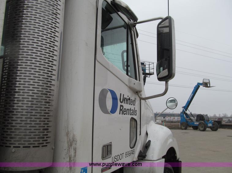 image for item E4650 2007 Freightliner Columbia CL120ST semi truck