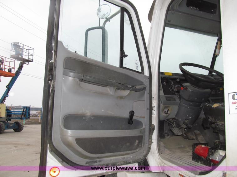 image for item E4650 2007 Freightliner Columbia CL120ST semi truck