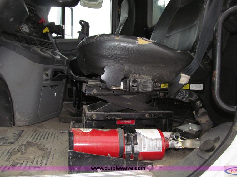 image for item E4650 2007 Freightliner Columbia CL120ST semi truck