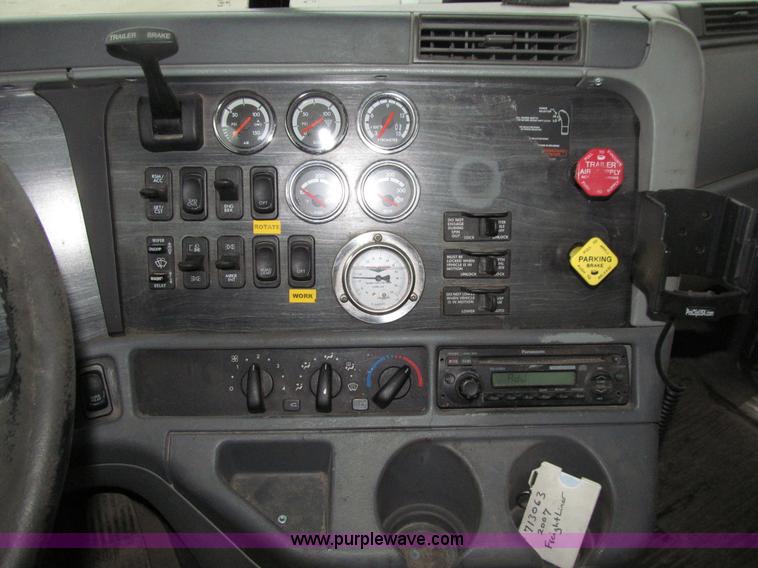 image for item E4650 2007 Freightliner Columbia CL120ST semi truck