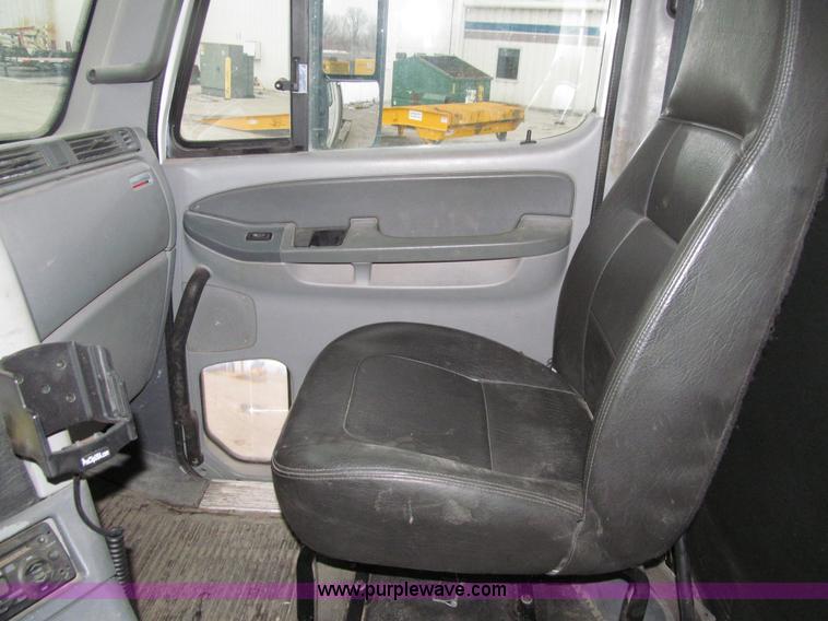 image for item E4650 2007 Freightliner Columbia CL120ST semi truck