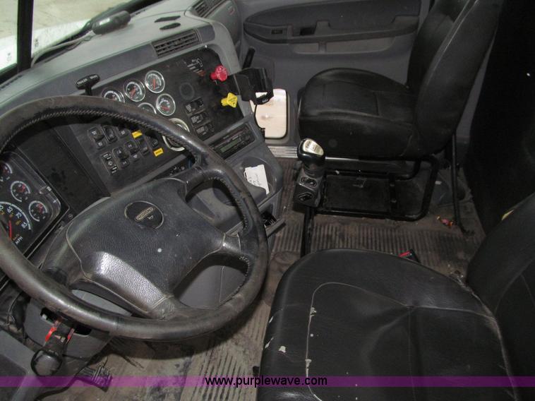 image for item E4650 2007 Freightliner Columbia CL120ST semi truck