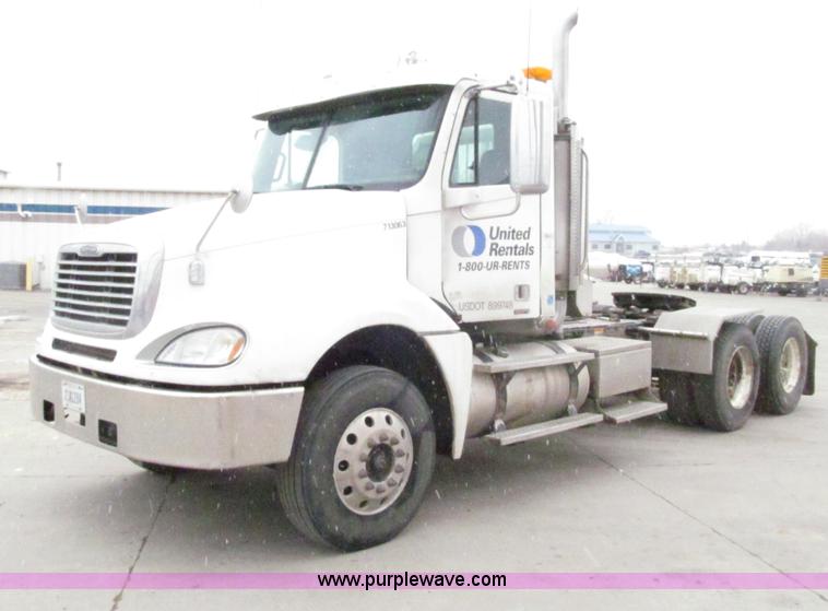 image for item E4650 2007 Freightliner Columbia CL120ST semi truck