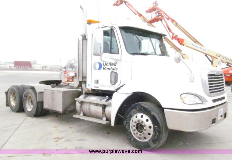 image for item E4650 2007 Freightliner Columbia CL120ST semi truck