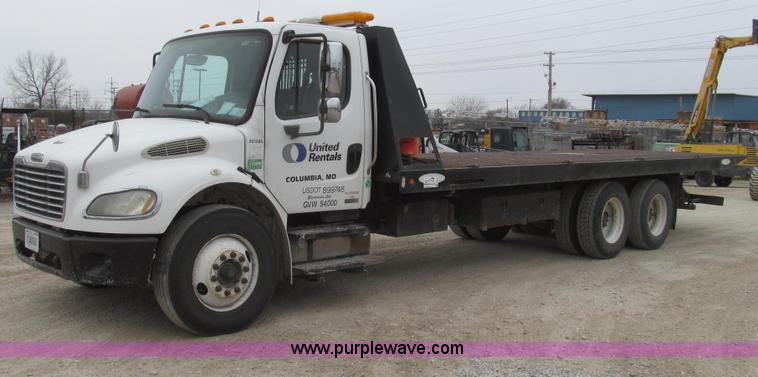 image for item G2253 2006 Freightliner Business Class M2 rollback truck