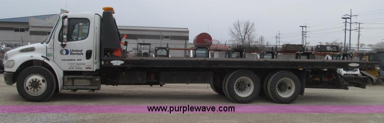 image for item G2253 2006 Freightliner Business Class M2 rollback truck