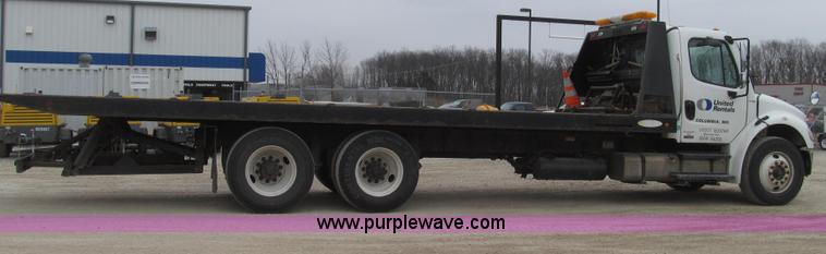 image for item G2253 2006 Freightliner Business Class M2 rollback truck