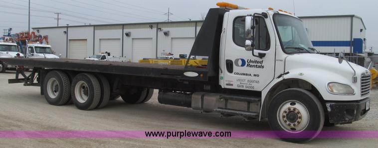 image for item G2253 2006 Freightliner Business Class M2 rollback truck