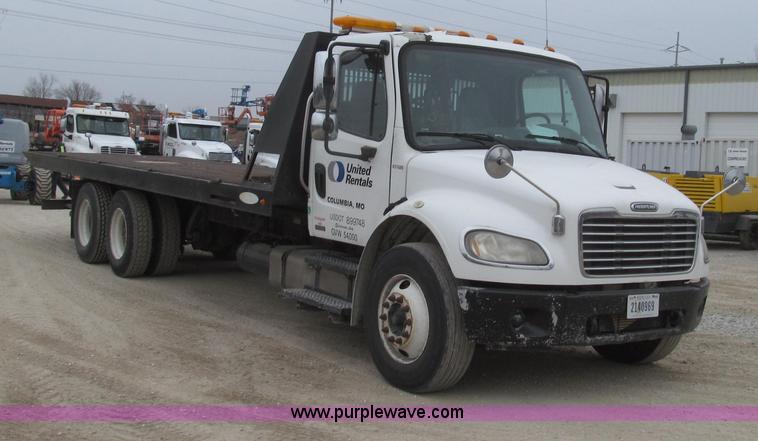 image for item G2253 2006 Freightliner Business Class M2 rollback truck