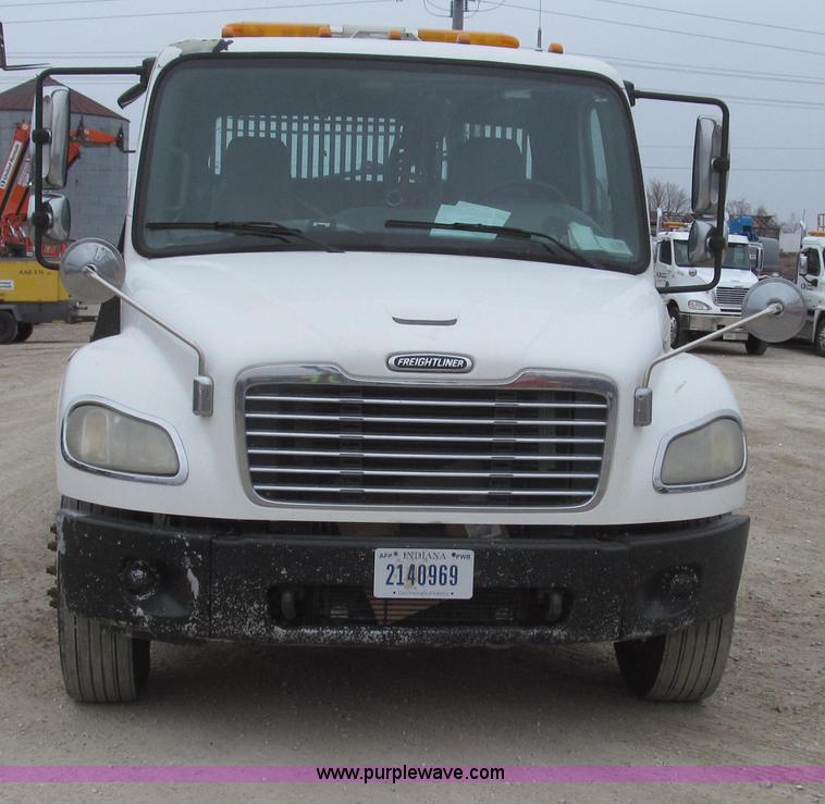 image for item G2253 2006 Freightliner Business Class M2 rollback truck