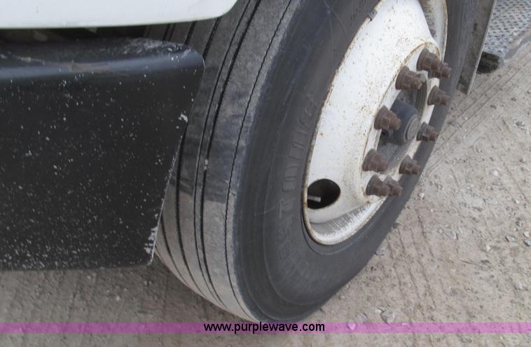 image for item G2253 2006 Freightliner Business Class M2 rollback truck