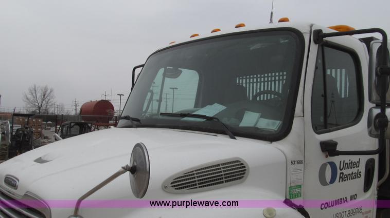 image for item G2253 2006 Freightliner Business Class M2 rollback truck