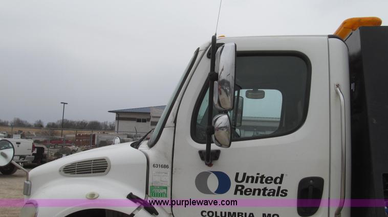 image for item G2253 2006 Freightliner Business Class M2 rollback truck