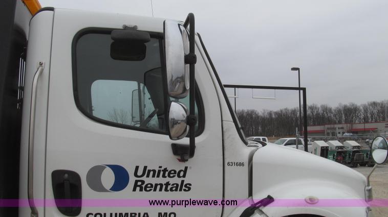 image for item G2253 2006 Freightliner Business Class M2 rollback truck