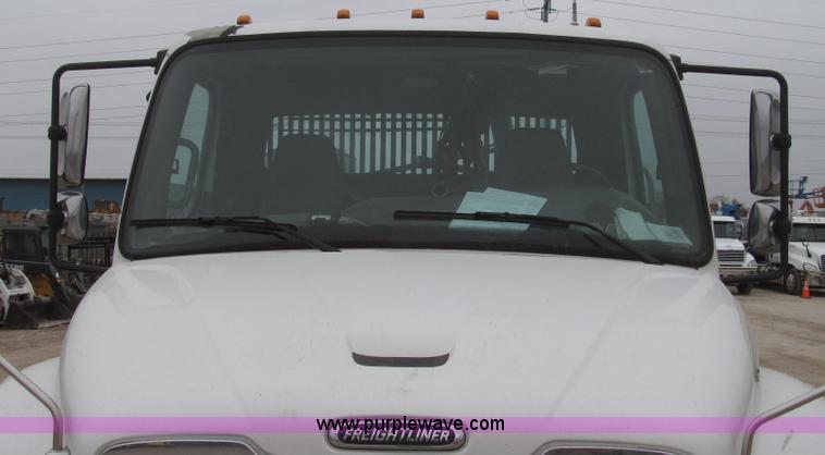 image for item G2253 2006 Freightliner Business Class M2 rollback truck