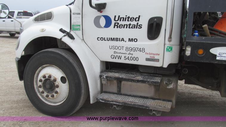 image for item G2253 2006 Freightliner Business Class M2 rollback truck