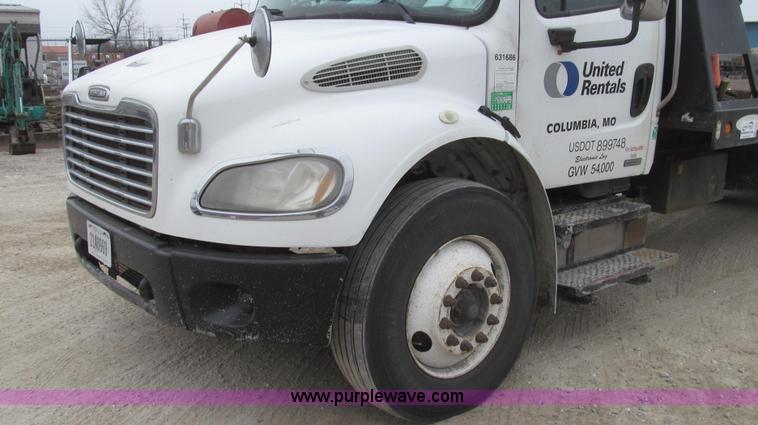 image for item G2253 2006 Freightliner Business Class M2 rollback truck