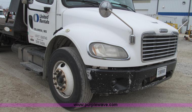image for item G2253 2006 Freightliner Business Class M2 rollback truck