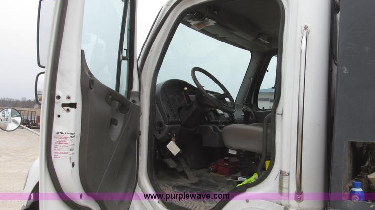 image for item G2253 2006 Freightliner Business Class M2 rollback truck