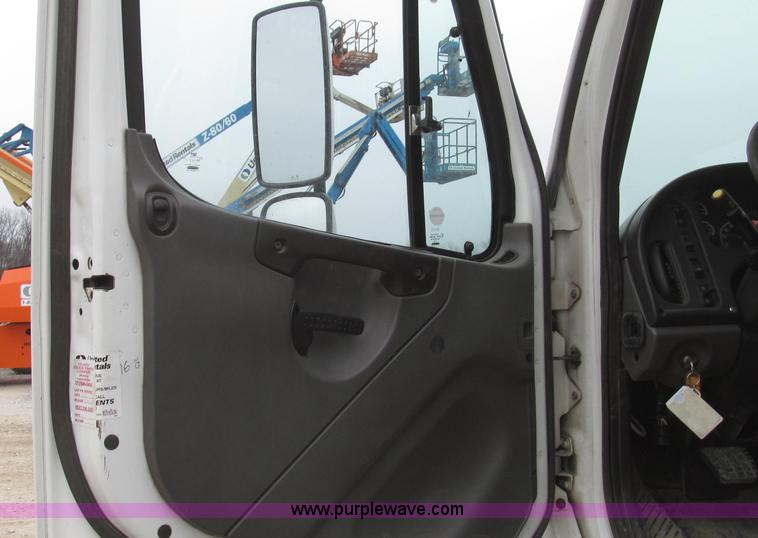 image for item G2253 2006 Freightliner Business Class M2 rollback truck