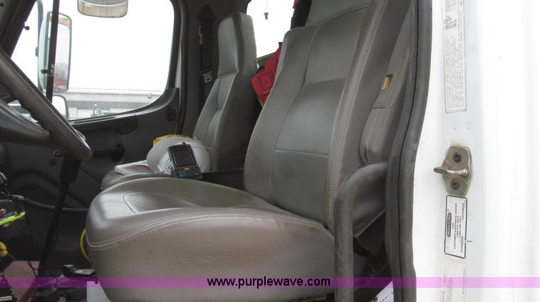 image for item G2253 2006 Freightliner Business Class M2 rollback truck