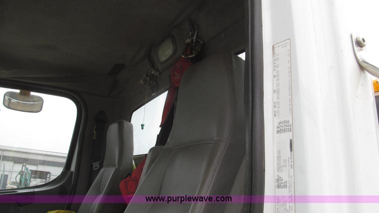 image for item G2253 2006 Freightliner Business Class M2 rollback truck