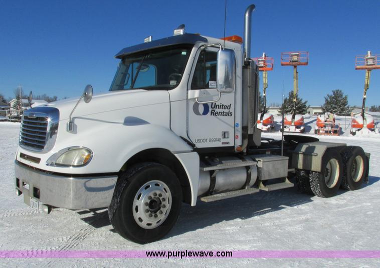image for item G8916 2007 Freightliner Columbia 120 semi truck