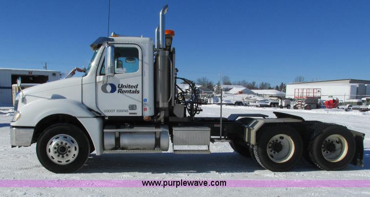 image for item G8916 2007 Freightliner Columbia 120 semi truck