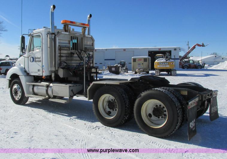 image for item G8916 2007 Freightliner Columbia 120 semi truck