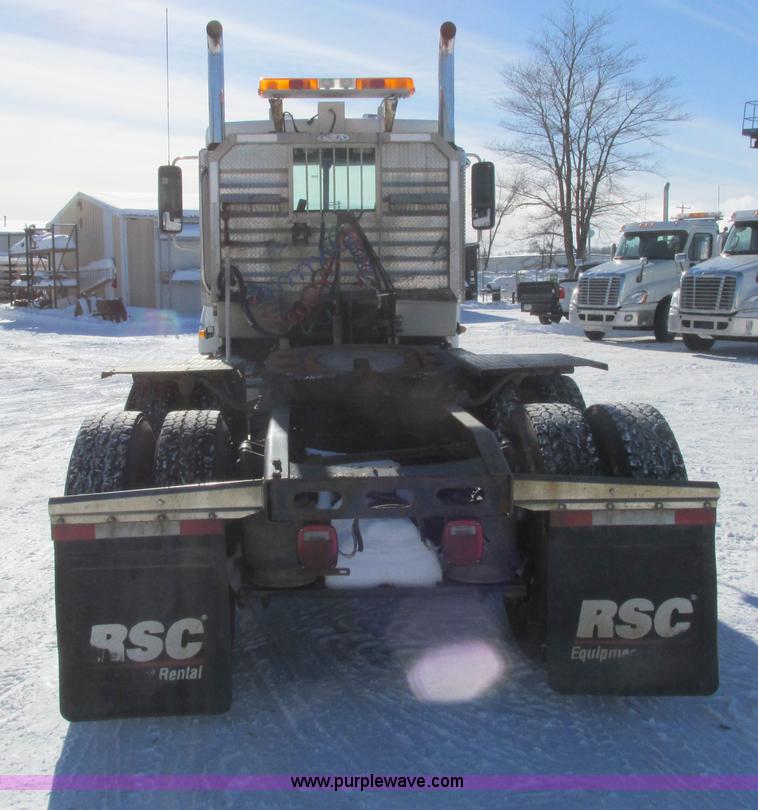 image for item G8916 2007 Freightliner Columbia 120 semi truck