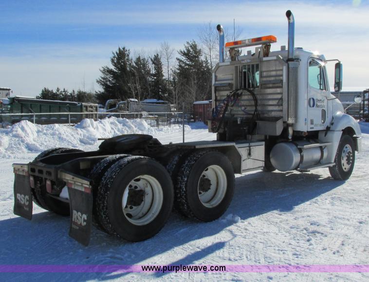 image for item G8916 2007 Freightliner Columbia 120 semi truck