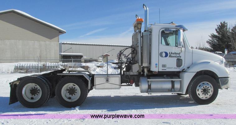 image for item G8916 2007 Freightliner Columbia 120 semi truck