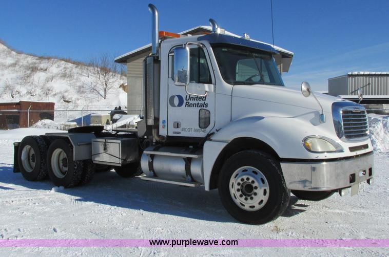image for item G8916 2007 Freightliner Columbia 120 semi truck