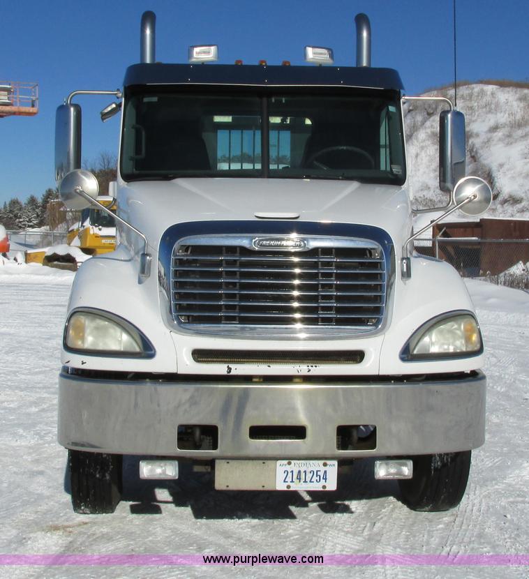 image for item G8916 2007 Freightliner Columbia 120 semi truck