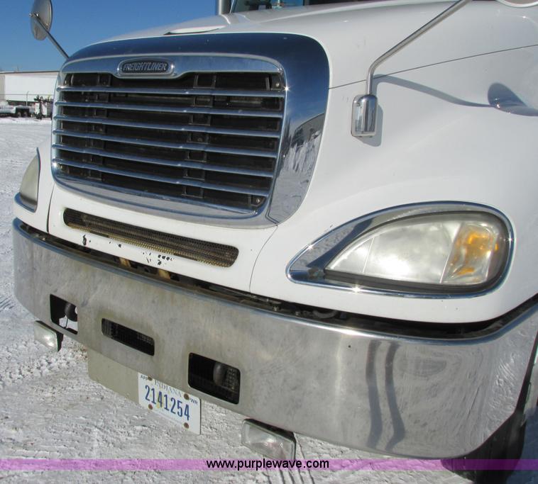 image for item G8916 2007 Freightliner Columbia 120 semi truck