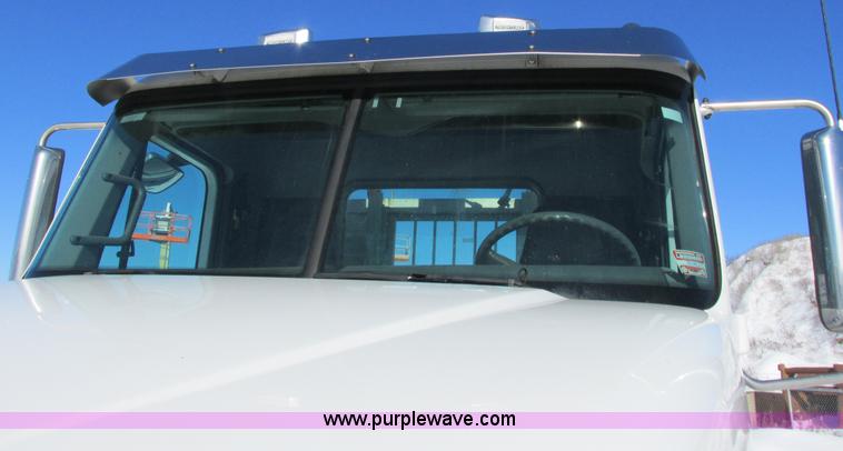 image for item G8916 2007 Freightliner Columbia 120 semi truck