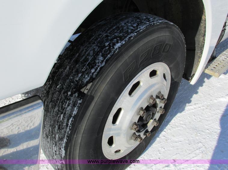 image for item G8916 2007 Freightliner Columbia 120 semi truck