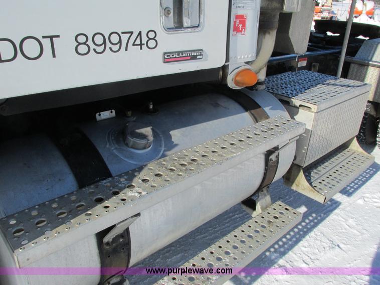 image for item G8916 2007 Freightliner Columbia 120 semi truck