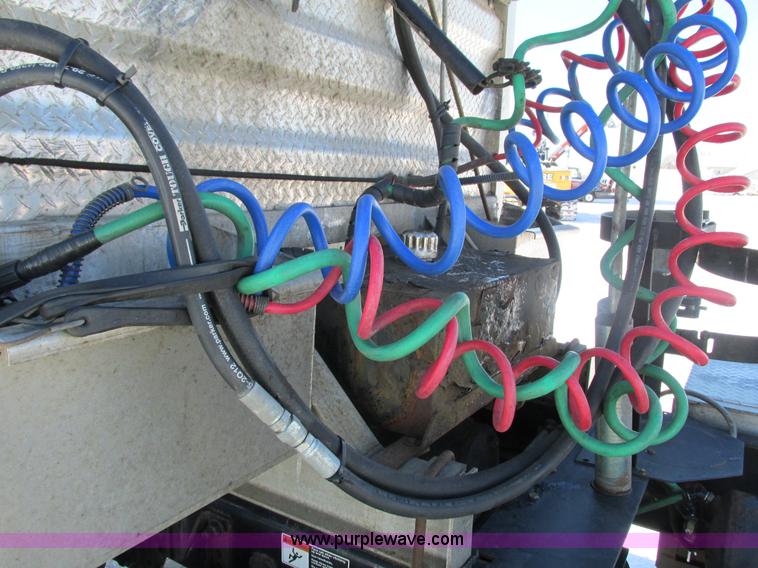 image for item G8916 2007 Freightliner Columbia 120 semi truck