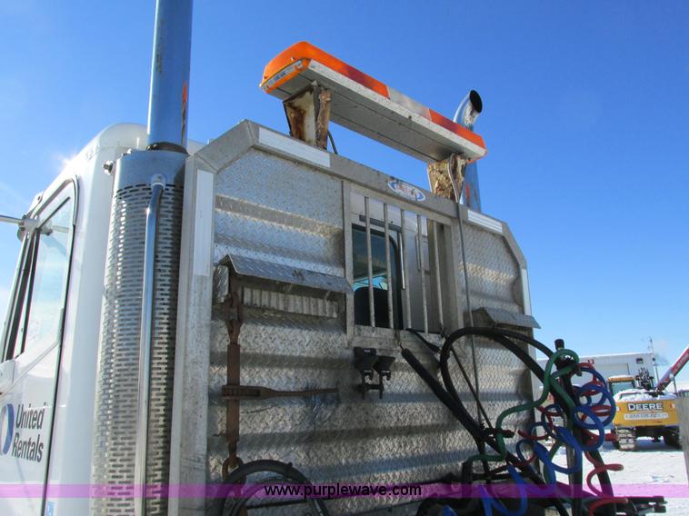 image for item G8916 2007 Freightliner Columbia 120 semi truck