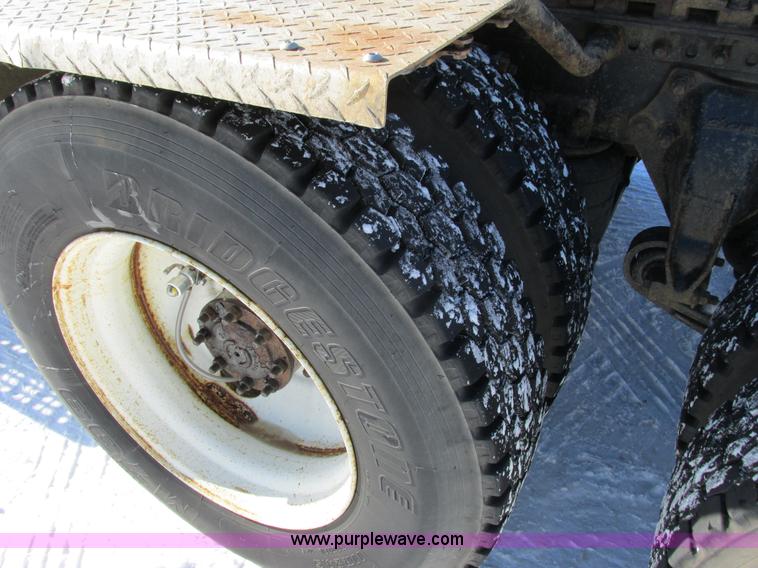 image for item G8916 2007 Freightliner Columbia 120 semi truck