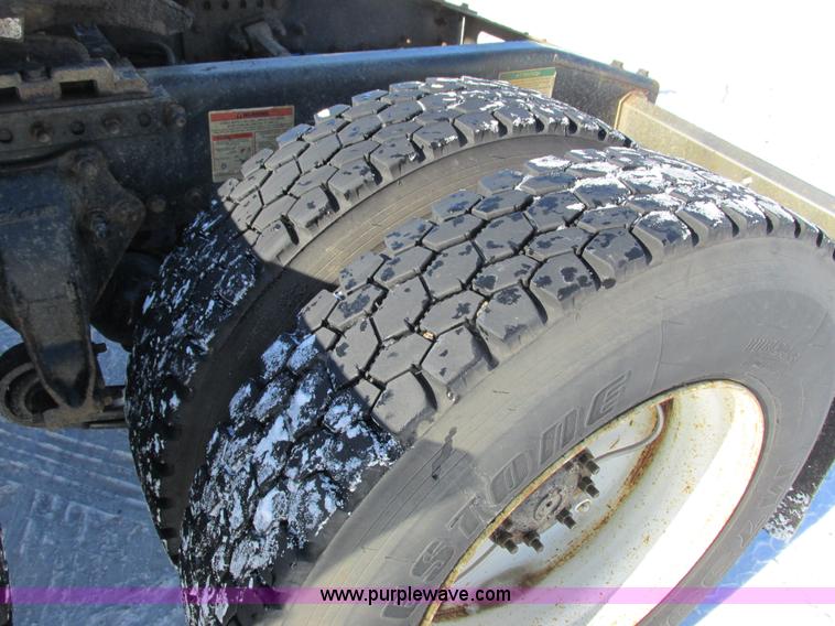 image for item G8916 2007 Freightliner Columbia 120 semi truck