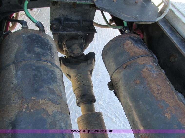 image for item G8916 2007 Freightliner Columbia 120 semi truck