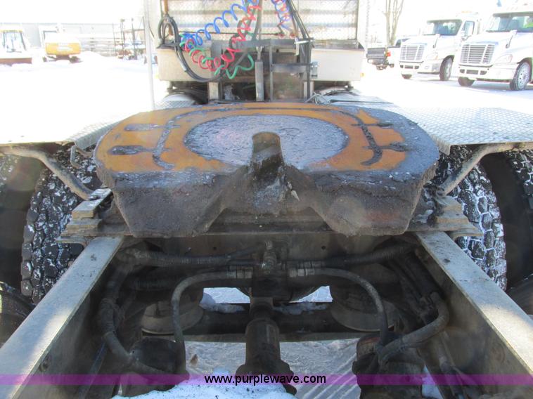 image for item G8916 2007 Freightliner Columbia 120 semi truck