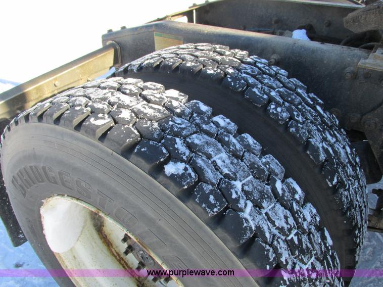 image for item G8916 2007 Freightliner Columbia 120 semi truck